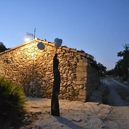 Nyaraló Mmiriusa